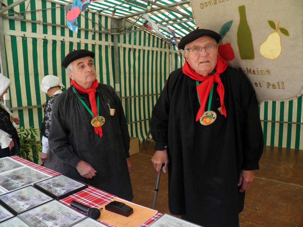 La mise en place pour la remise des prix. Michèle Abreuveux, correspondante de l'Orne Hebdo et Lucie Royer, correspondante du Courrier de la Mayenne sont présentes, ce dont nous les remercions.