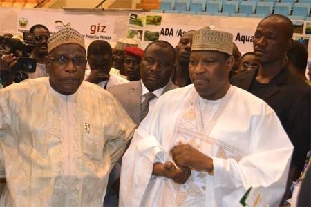 Le Président de l'Assemblée nationale Hama Amadou (d) et le Ministre Abdou Labo (g)