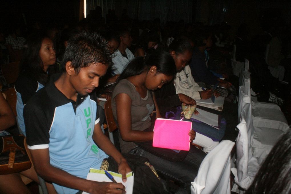 Journée mondiale de la Liberté de presse. Débat au Collège Saint-Michel d'Amparibe avec les 107 étudiants de la filière Communication et journalisme. Photos : Jeannot Ramambazafy & Andry Rakotonirainy