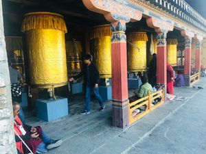 Dés passé le portail d'entré  et sa belle perspective  ,sur le coté gauche se trouvent les moulins à prières géants - Ils sont caractéristique du Bhoutan  ,ils contiennent de nombreux mantras . Ici rien n'est trop grand pour exprimer sa foi . 