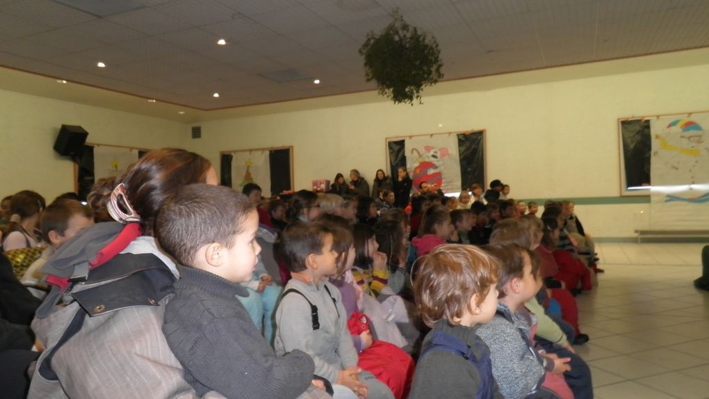 Spectacle de Noël avec toutes les classes à la salle des fêtes de St Paul