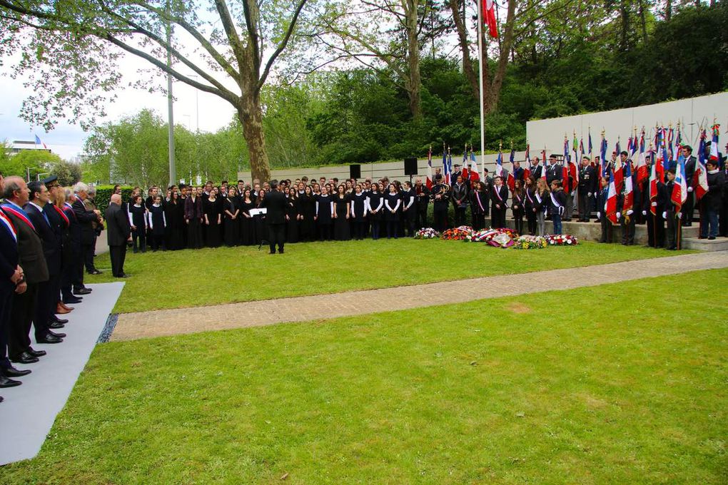 Allocution d'Alain Joly, Président de l'UNADIF-FNDIR des Hauts-de-Seine et présence de 80 Choristes de la Maîtrise des Hauts-de-Seine