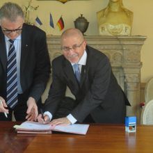 SOUVENIR IL Y A 5 ANS: SAINT-BONNET DE MURE (RHÔNE) JEUDI 17 DÉCEMBRE 2015 : 1er ACTE FONDATEUR DU LANCEMENT DE LA CONSTRUCTION DU MÉMORIAL NATIONAL DES VÉTÉRANS DES ESSAIS NUCLÉAIRES AVEC LA SIGNATURE ENTRE LE MAIRE DE LA VILLE, JEAN-PIERRE JOURDAIN ET LE PRÉSIDENT DE L’AMNDVDEN, ROLAND PICAUD, DE LA CONVENTION D’OCCUPATION DU DOMAINE PUBLIC POUR L’ÉDIFICATION DU MONUMENT.