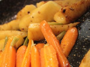 Saumon unilatéral, ananas rôti au poivre et jeunes carottes...