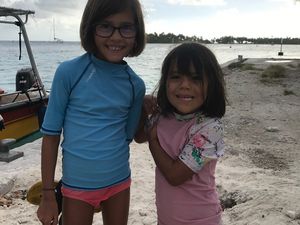 Déjeuner au lagon bleu avec les bébés requins pointe noire.