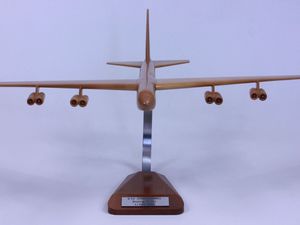 Boeing B52 (échelle : 1/117°, bois : érable)
