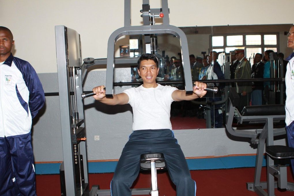 16 octobre 2012. Le Président Andry Rajoelina à l'Académie militaire et offre de dons à la ville d'Antsirabe.