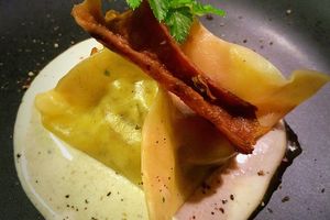 Ravioles de confit de canard à la crème de cèpes et truffe blanche d'été