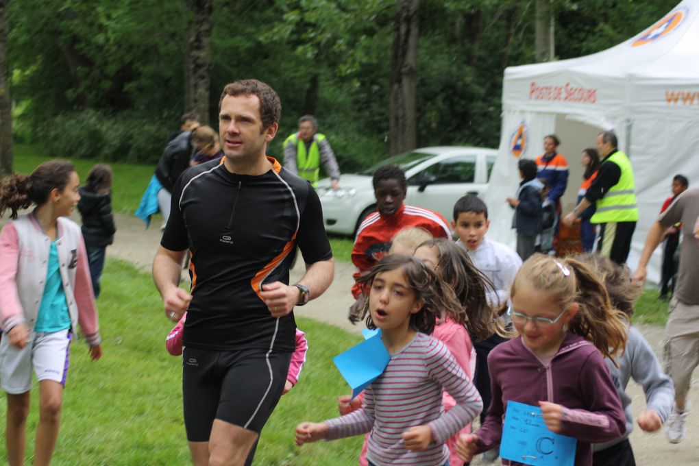 Vues du cross organisé par les parents et professionnels des écoles  Condorcet, avec l'appui du Centre socio-culturel du Tillay et de ses bénévoles, le 25 mai 2013.