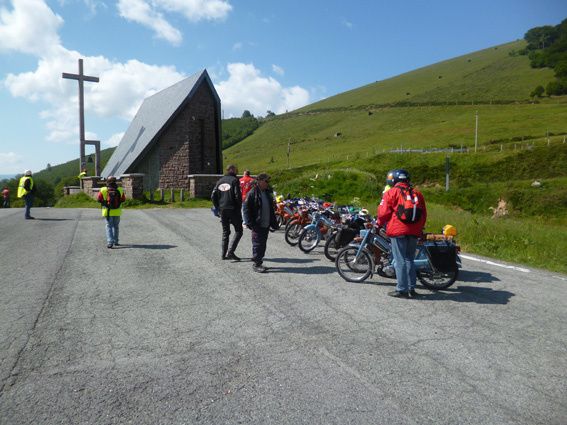 Casse-croûte au col d'Ibañeta avec nos Invités polonais et hollandais.