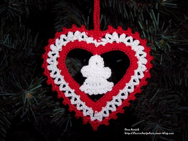 coeurs et papillons au crochet à offrir, à accrocher aux cadeaux, pour décoration, sapin de Noël, décor de table, ..