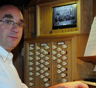 pierre méa, un grand organiste français titulaire de l'orgue de la cathédrale de reims formé entre autres par olivier latry et michel chapuis