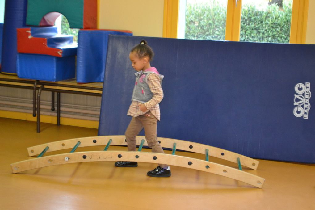 Depuis la rentrée, nous bénéficions du matériel Educ'Gym de la SCOL. Nous rampons, grimpons, marchons en équilibre, sautons, passons par dessus par dessous...