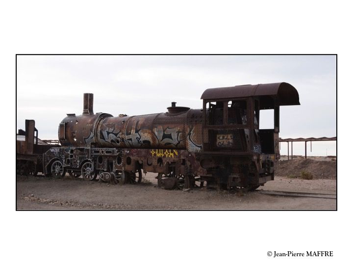 Laissés à l'abandon à la lisière du Salar d’Uyuni, ces vieilles carcasses de locomotives et de wagons offrent un spectacle fascinant et inoubliable.