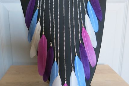 Collier à plumes en couleurs rose, violet, blanc et bleu clair