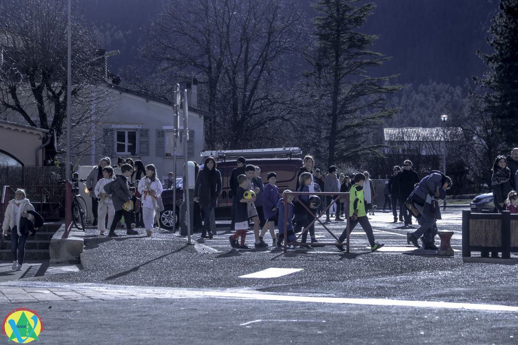 Carnaval des écoles à Saint André les Alpes : un défilé haut en couleur sur le thème des Jeux olympiques.