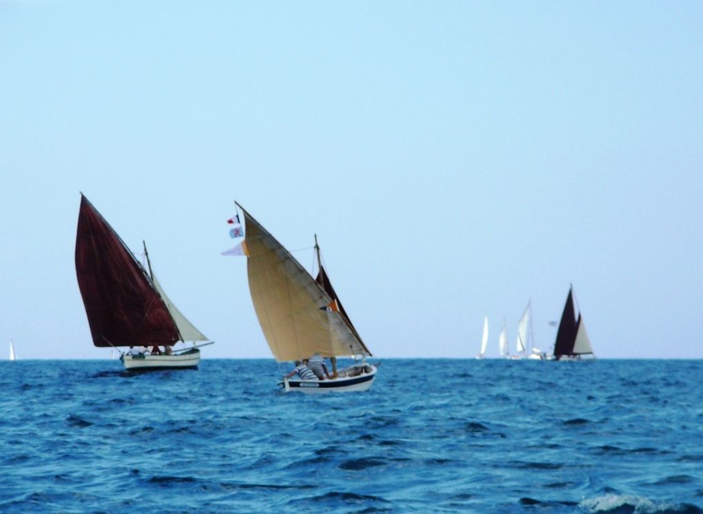 Les voiles sont gonflées, mais pas pour longtemps, bientôt ce sera "pétole" puis pluie.