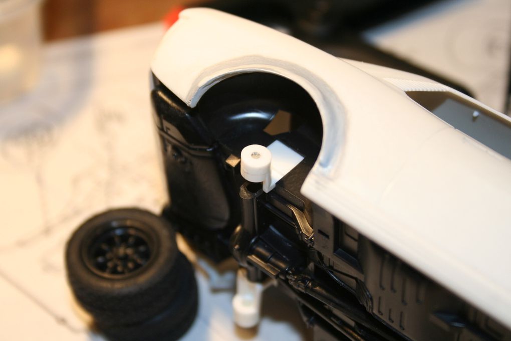 La mise en œuvre de ce kit au 1/24…  Gros travail de modification pour une première maquette de véhicule…