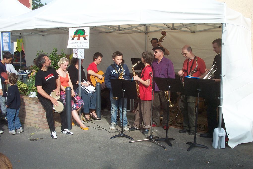 La Fête de la rue à lieu en juin depuis 9 ans, initialement un samedi, puis depuis 3 ans un dimanche. A cet effet, la portion de la rue située entre le carrefour avec la rue de Romainville et la bibliothèque est fermée à la circulation de 8h à