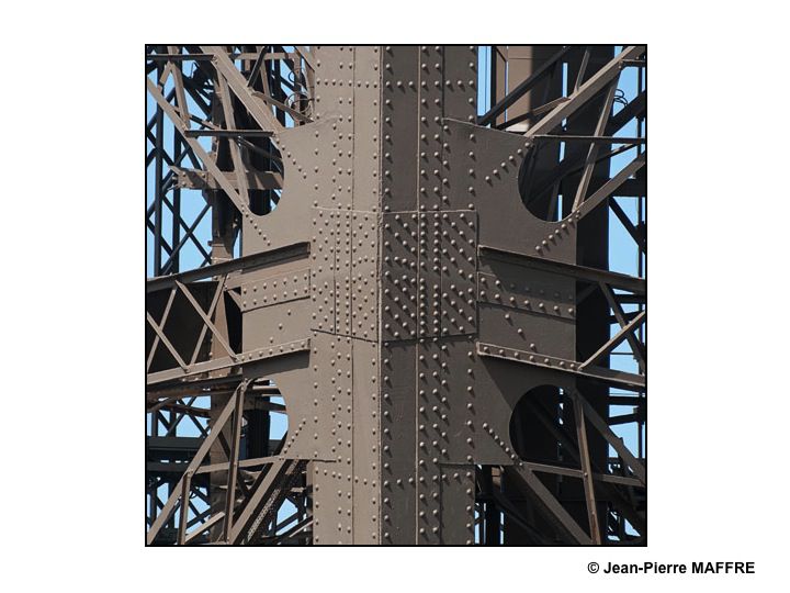 Toujours aussi jeune, la Tour Eiffel regorge de points de vues insolites qui s’offrent à un oeil attentif.