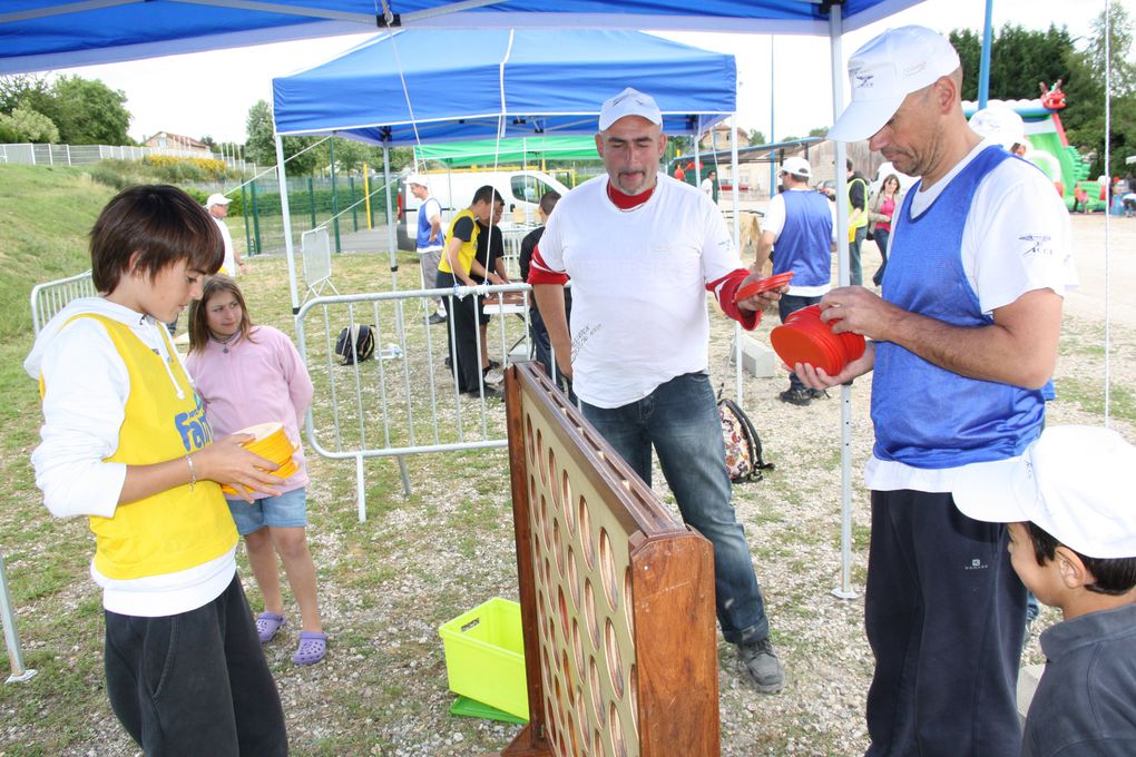 1ère édition des jeux inter-hameaux de Mouroux. C'était formidable, une ambiance du tonnerre.... On re-fera c'est promis !