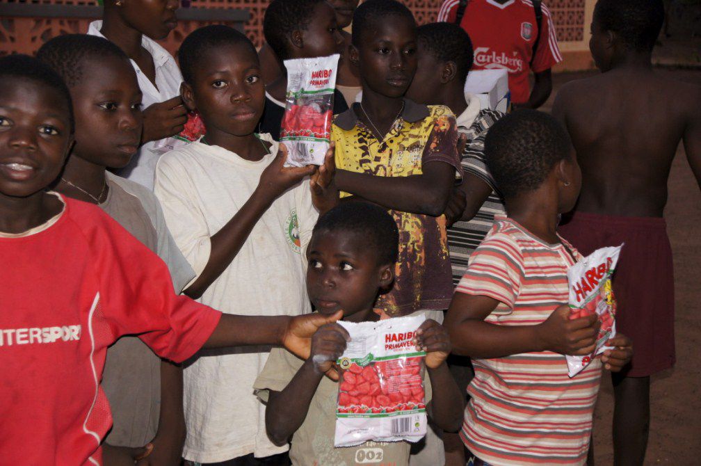 Distribution des bonbons du conteneur reçu en 2011 grâce aux efforts de Franziska et Leo Strauch d'Allemagne. Le nom de photo indique en même temps le lieu de la paroisse. C'est juste quelques exemples, car tous les diocèses du Togo et quelques p