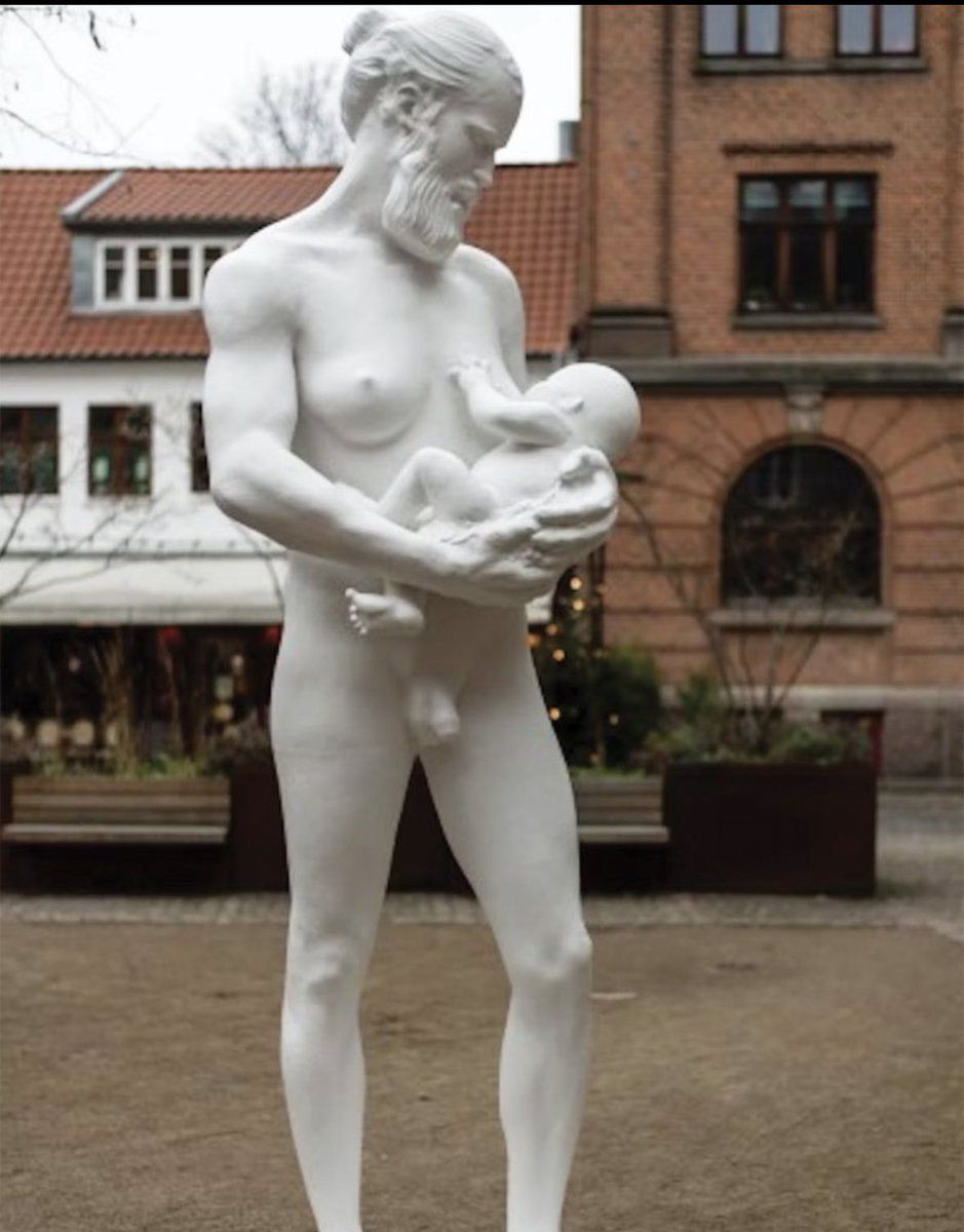 Statue dans la cour du Gender Museum au Danemark
