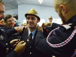 Galons et médaille à la sainte-Barbe des sapeurs-pompiers d'Algrange en 2017