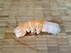 1 - Décortiquer les langoustines crues sans oublier de retirer le boyau central pour éviter l'amertume