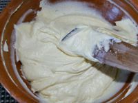 1 - Dans une jatte mélanger le sucre, le sucre vanillé avec les oeufs ajoutés un par un jusqu'à ce que le mélange blanchisse. Incorporer le beurre en pommade (le sortir à l'avance pour qu'il soit bien ramolli) petit à petit et bien mélanger. Ajouter la farine et la levure tamisées progressivement pour éviter les grumeaux et travailler jusqu'à obtenir un mélange homogène. Séparer en deux la préparation. 