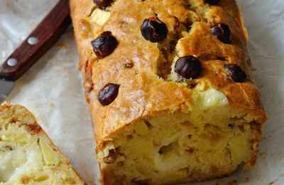 Cake aux oignons caramélisés, chèvre frais et noisettes grilléées