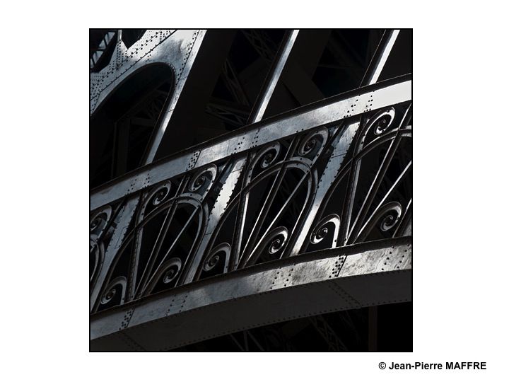 Toujours aussi jeune, la Tour Eiffel regorge de points de vues insolites qui s’offrent à un oeil attentif.