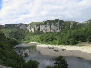 On prend la route des Gorges qui sur les premiers km suit au plus près la belle rivière et ses canoéistes, passages dans les tunnels !