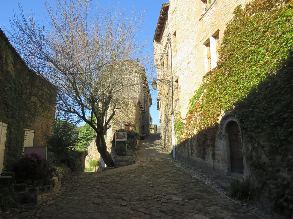 Village de charme du Tarn, surplombant la rive gauche de l'Aveyron