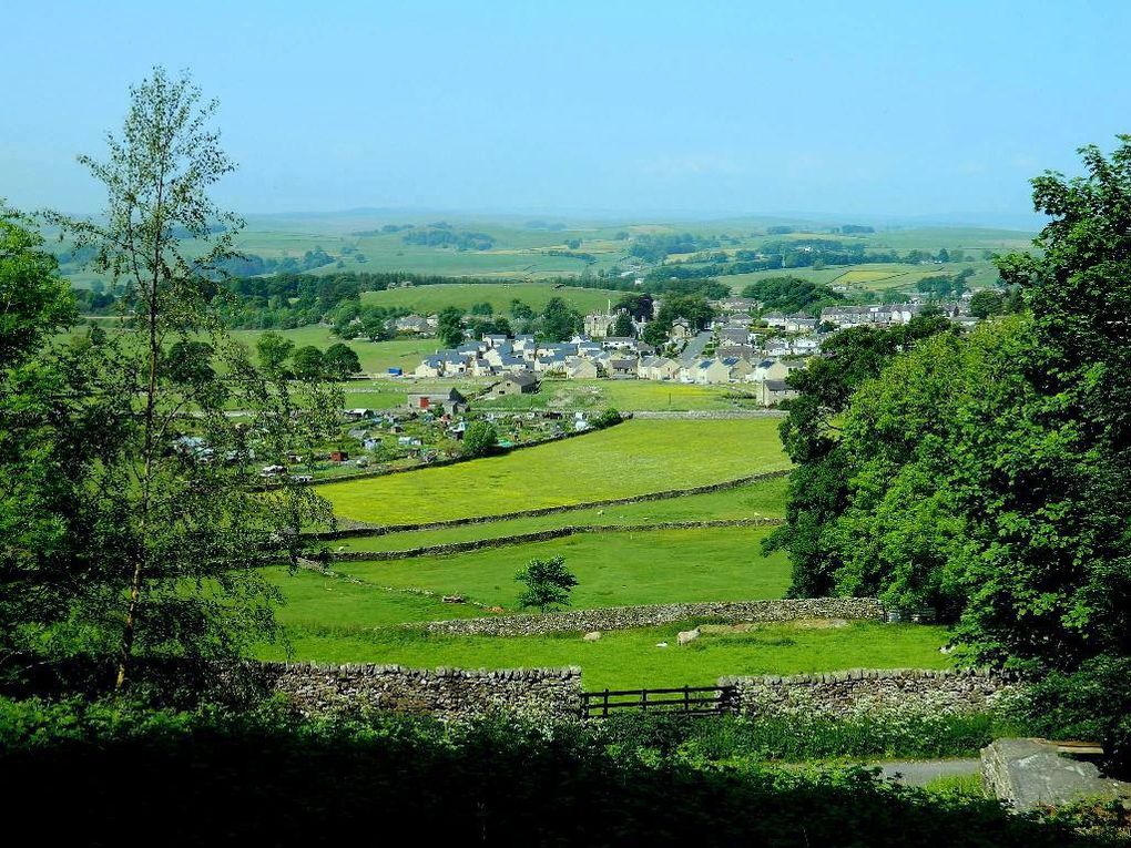 Partis de Settle, c'est après une bonne montée que nous découvrons toute la ville dans la vallée.