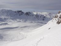 Ces fameuses pentes (de 30° à 40°), nécessitent parfois que l'on porte les skis. En cas de fortes chutes de neige, ou de manteau neigeux instable, il est fortement déconseillé de continuer...