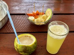 Un verre fait dans une orange avec son jus délicieux! Le rhum à côté pour l'ajouter à notre gré. Un délice! 