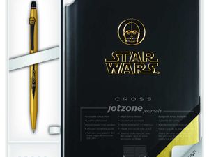 Chez Cultura on fait dans l'utile avec dans l'ordre : un carnet avec son stylo Star Wars Dark Vador/C3PO ou Storm Trooper (45 € Exclusivité Cultura), un radio réveil projecteur R2-D2 (34,99 €), un réveil Droid d'entrainement (26,99 €), un kit 16 créations au point de croix (8,95 €), et un coffret Mon bonnet de Yoda (13,95 €) chez