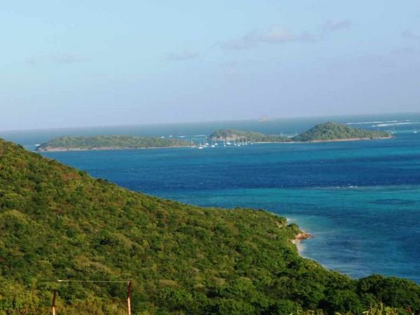 Visite de l'île. Vue plongeante sur les Tobago Cays