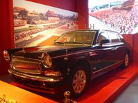 Pour comparer, les limousines de parade "drapeau rouge", conçues pour les défilés officiels, de 1958 à 2019 ; ces modèles sont exposés au musée du Parti.