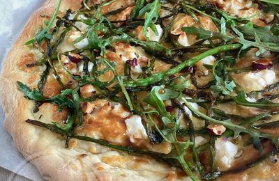 Pizza aux asperges sauvages et fromage de chèvre 
