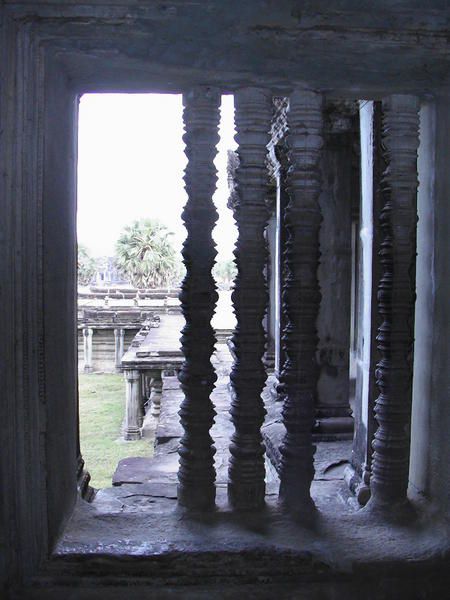 Ah Angkor ! Merveille des Merveilles !<br />Je ne vous mets qu'un petit echantillon de toutes les photos que nous avons prises, pour vous mettre l'eau a la bouche... En attendant la petite seance photo prevue a mon retour (j'en connais qui vont me detester)