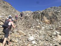 Une planète de cailloux nous amène à la croix qui domine tout Belledonne.