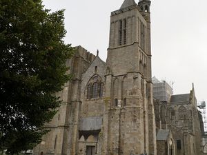 Construite aux XIIIe et XVe siècles, la cathédrale Saint-Samson domine les marais de Dol-de-Bretagne de sa puissante silhouette. Venu d’outre-Manche au VIe siècle, Samson, l'un des sept saints fondateurs de Bretagne, établit dans cette zone marécageuse une abbaye-cathédrale. L’édifice actuel est bâti à l’emplacement d’un sanctuaire primitif, construit en bois comme en témoigne la tapisserie de Bayeux. Saint Samson de Dol, né vers 495 dans la Glamorgan et mort à Dol-de-Bretagne vers 565, est l'un des nombreux saints bretons que les traditions font venir des pays celtiques d'outre-Manche, lors de l'émigration bretonne en Armorique. Il est l'un des sept saints fondateurs de Bretagne.