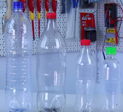 Avec des bouteilles en plastique...