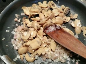 2 - Verser 2 cuil. à soupe de graisse de canard dans une poêle. Y faire revenir les échalotes jusqu'à ce qu'elles soient translucides, puis les champignons. Mélanger et laisser cuire 2 à 3 mn,   Rajouter l'effiloché de canard, remuer et finir par le madère. Le laisser réduire et s'évaporer. Finir en assaisonnant avec le persil, le poivre et une légère pincée de sel. Bien mélanger et réserver au chaud. Mettre le beurre dans une jatte, avec les pommes de terre cuites, pelées et coupées en morceaux. Commencer à écraser puis rajouter la crème fraîche. Si la purée est trop épaisse rajouter un peu d'eau de cuisson des pommes de terre pour ajuster la consistance à votre goût (elle doit se tenir). Bien écraser jusqu'à obtenir une purée homogène, saler et poivrer. 