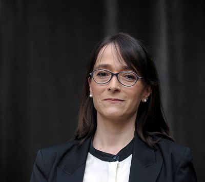 Alors que Canal Plus attaque en justice le "zapping" de France 2, Delphine Ernotte joue la provocation sur Twitter