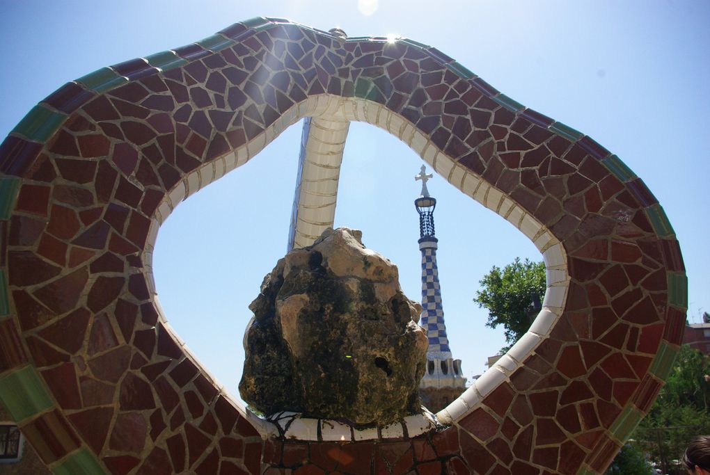 Voici une série de photographies réalisées durant notre séjour dans la capitale catalane, en août 2009. De nombreuses réalisations de l'architecte d'art Antoni Gaudi visitées et admirées. Une ville à voir, pour les amateurs d'architecture.
Q