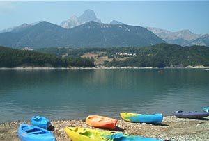 activité nautique au bord du lac du sautet