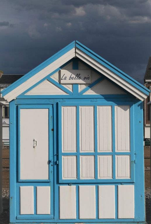 Les planches de Cayeux ( 5 premières dias ) sont gaies, même par temps gris et il y a de belles balades, en longeant de près la côte. Saint Valéry-sur-somme est en pleine baie, au sud et là encore la vieille ville féodale attire de nombreux visiteurs français et étrangers. Dernière dia: Le Crotoy, vu de Saint Valéry.